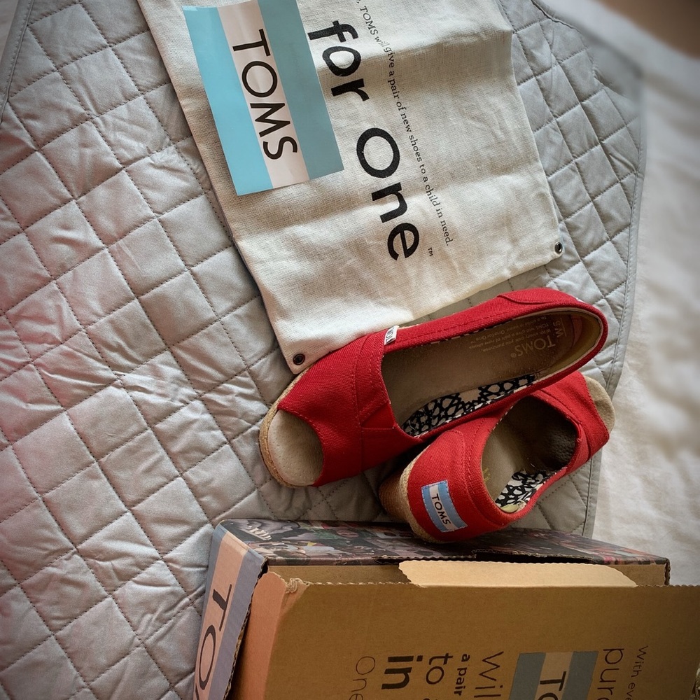 Toms canvas red wedges